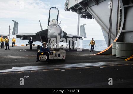 180820-N-TT 202-030 ATLANTIK (Aug. 20, 2018) Segler bewegen, um eine F/A-18 Super Hornet aus dem Flugzeug Aufzug in den Hangar Bucht der Nimitz-Klasse Flugzeugträger USS Abraham Lincoln (CVN 72). Abraham Lincoln wird derzeit die Durchführung von Carrier Qualifikationen. (U.S. Marine Foto von Mass Communication Specialist 3. Klasse Daniel E. Gheesling/Freigegeben) Stockfoto