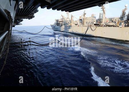 180824-N-NN 369-1056 ATLANTIK (Aug. 24, 2018) Der Nimitz-Klasse Flugzeugträger USS Abraham Lincoln (CVN 72) in einem Gange Auffüllung mit der schnellen Combat support ship USNS Arktis (T-AOE8) teilnimmt. (U.S. Marine Foto von Mass Communication Specialist 2. Klasse Jessica Paulauskas/Freigegeben) Stockfoto