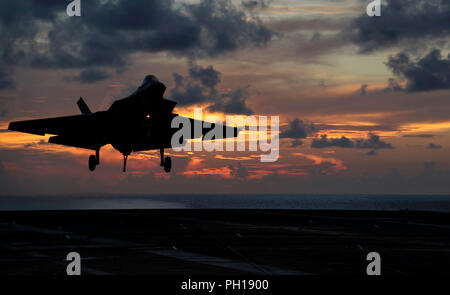 180826-N-FQ 836-3302 ATLANTIK (Aug. 26, 2018) Eine F-35C Lightning II, um die raue Räuber zugeordnet von Strike Fighter Squadron (VFA) 125 bereitet eine verhaftet Landung auf dem Flugdeck der Nimitz-Klasse Flugzeugträger USS Abraham Lincoln (CVN 72). (U.S. Marine Foto von Mass Communication Specialist 3. Klasse Jeff Sherman/Freigegeben) Stockfoto