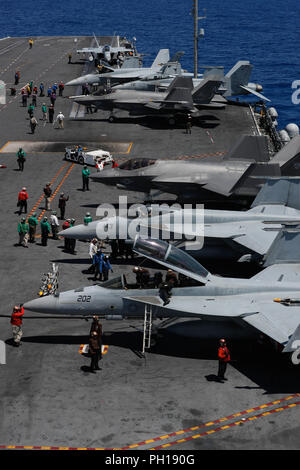 180827-N-EN 275-2249 ATLANTIK (Aug. 27, 2018) Segler vorbereiten für den Flugbetrieb auf dem Flugdeck der Nimitz-Klasse Flugzeugträger USS Abraham Lincoln (CVN 72). (U.S. Marine Foto von Mass Communication Specialist 3. Klasse Jacob Smith/Freigegeben) Stockfoto