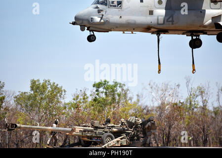 Marines mit Marine Medium Tiltrotor Squadron 268 (VMM-268) Schließen Sie einen M777 Haubitze von Mike Batterie, 3.Bataillon, 11 Marine Regiment, MV-22 Osprey während Marine Drehkraft - Darwins Übung Koolendong am Mount Bundey Training Area, Australien, Nov. 25, 2018. Dies ist zum ersten Mal eine Osprey abgehoben hat und verschoben eine Haubitze in einem strengen Umwelt in Australien und es ist das erste Mal, dass eine gesamte Artillerie Batterie zur Unterstützung der MRF-D. bereitgestellt (U.S. Marine Corps Foto: Staff Sgt. Daniel Wetzel) Stockfoto