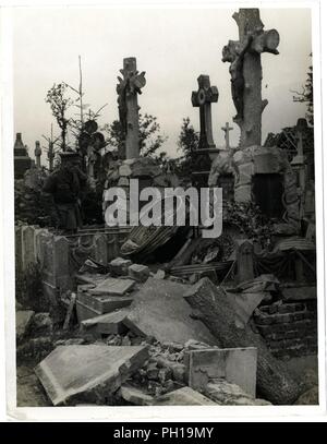 Französische Graves zertrümmert durch Deutsche Shell Feuer [Richebourg]. Fotograf H. D. Girdwood. . Stockfoto