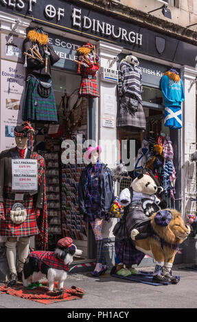 Edinburgh, Schottland, Großbritannien, 14. Juni 2012: Wappen von Edinburgh Souvenirshop auf der Royal Mile zeigt viele Textilien auf Mannequins vorne, einschließlich Tun Stockfoto