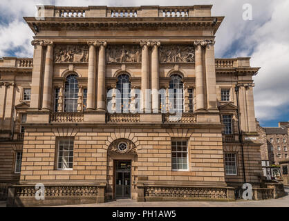 Edinburgh, Schottland, Großbritannien - 14 Juni, 2012; massive Würfel - wie Edinburgh Lothian Kammern Gebäude in gelb bis beige Steine mit Säulen und Fresken. Bl Stockfoto