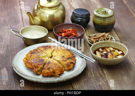 Bindaetteok, koreanisch Mung Bohnen Pfannkuchen Stockfoto