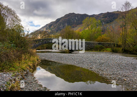 Brücke über den Fluss Derwent in Grange im Nationalpark Lake District, Cumbria, England. Stockfoto