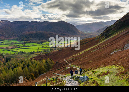 Der Fußweg zu Catbells mit Blick auf die Borrowdale-tal und Grange fiel darüber hinaus. Nationalpark Lake District, Cumbria, England. Stockfoto