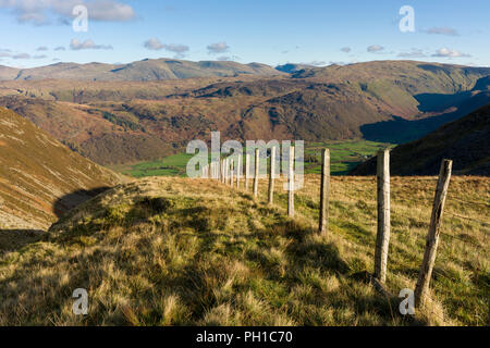 Der Blick über Rigghead Steinbrüchen Rosthwaite im Borrowdale-tal im Nationalpark Lake District, Cumbria, England. Stockfoto