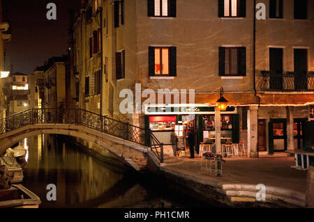 Campiello del'Piovan, Santa Croce, Venedig, Italien: romantische Nacht mit venezianischen Platz, Kanal und Brücke (Ponte di Savio). MODEL RELEASED Stockfoto