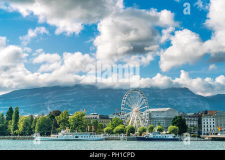 26. August 2018 - Genf, Schweiz. Malerischer Blick auf einen großen weißen Wolken über lokale touristische Attraktion - Riesenrad und die Rhone in Genf. Stockfoto