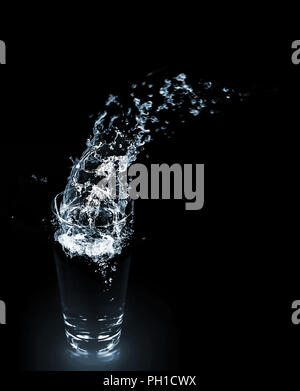 Spritzwasser in Glas Stockfoto