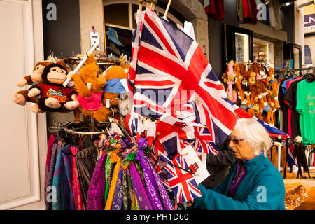 Gibraltar, Main Street, touristische Browsen in Souvenir shop Stockfoto