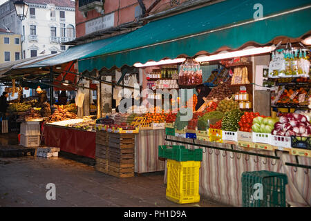 Am frühen Morgen in der Rialto Markt, Calle de le Becarie, San Polo, Venedig, Italien: Stände mit einer großen Auswahl an frischem Obst und Gemüse Stockfoto