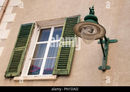 Gibraltar, irischen Stadt, alte Fensterläden Fenster im ersten Stock neben street light Stockfoto