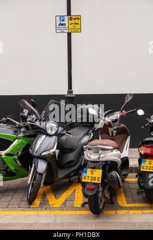 Gibraltar, Straße, Verkehr, Motorräder in speziellen kostenlosen Parkplatz geparkt Stockfoto