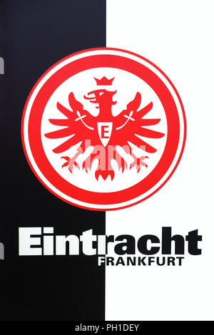 Frankfurt, Deutschland - 11. August 2018: Das Wappen der Sportverein Eintracht Frankfurt in Schwarz und Weiß mit einem Roten Adler am 11. August, 20. Stockfoto