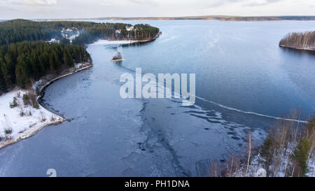 Luftaufnahme von teilweise zugefrorenen See und Wald auf kalten Wintertag, Nord Karelien, Russland Stockfoto