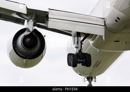 Detail von Flugzeugen Motor, Landeklappen und Fahrwerke, aus der Nähe. Momente vor Touchdown. Stockfoto