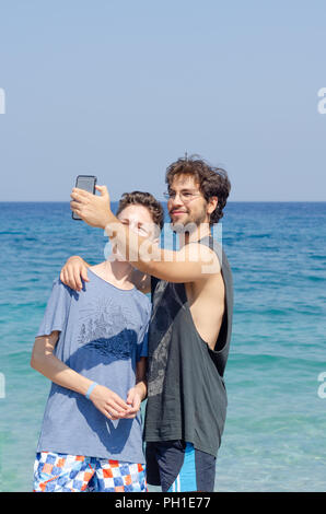 Zwei Brüder machen selfie am Strand im Sommer. Stockfoto