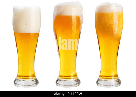 Glas kaltes Bier mit Schaum, Freisteller, Blasen in ein Getränk, auf einem weißen Hintergrund, isoliert Stockfoto