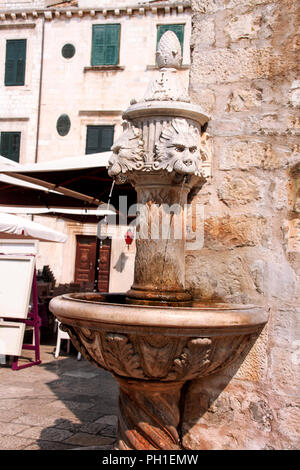 Kleine Löwenkopf Brunnen in Dubrovnik. Alte mittelalterliche Straße statue Brunnen. Stockfoto