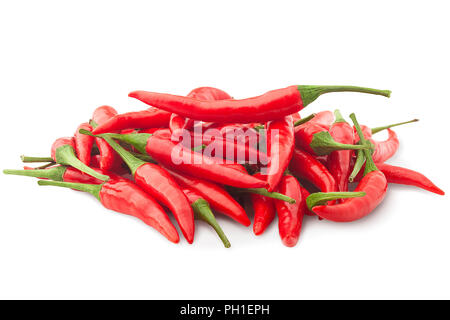 Frische rohe red hot chili peppers auf weißem Hintergrund, isoliert, Freisteller, volle Tiefenschärfe Stockfoto