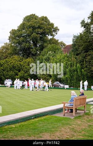 Spiele in Fortschritte im Windsor Bowls Club auf einen Sommer am Nachmittag, Windsor Berkshire England Großbritannien Stockfoto