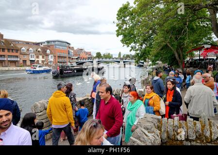 Massen von Touristen am Flussufer im Windsor Berkshire England Großbritannien Stockfoto