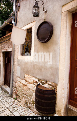 Mediterrane Steinhaus außen Detail in Rovinj, Kroatien. Äußere detail Architektur Mediterranes Haus in Rovinj Stockfoto