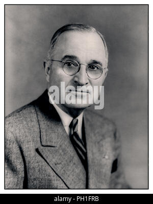 Vintage formale Portrait von Demokrat Harry S. Truman der 33. Präsident der Vereinigten Staaten, der nach dem Tod von Franklin D. Roosevelt. Eine Welt krieg ich Veteran, übernahm er die Präsidentschaft während der letzten Monate des Zweiten Weltkriegs und dem Beginn des Kalten Krieges. Stockfoto