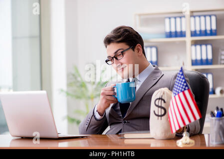 Geschäftsmann mit der amerikanischen Flagge im Büro Stockfoto