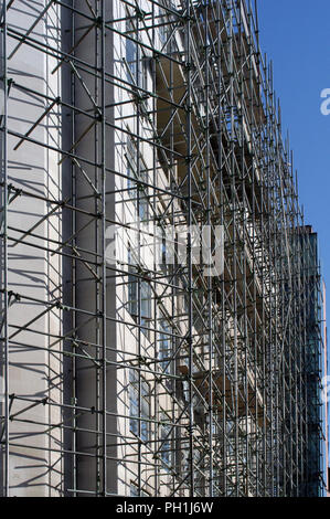 Bau Baustelle errichteten Gerüst gegen eine Wand in der City von London, England Stockfoto