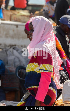 SAINT LOUIS, SENEGAL - Apr 24, 2017: Unbekannter senegalesische Frau in rosa Kopftuch Lächeln auf den lokalen Markt von Saint Louis, Senegal Stockfoto