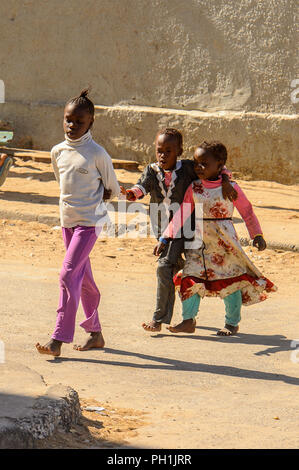 SAINT LOUIS, SENEGAL - Apr 24, 2017: Unbekannter senegalesische Kinder die Straße entlang in Saint Louis, eine der größten Städte in der Senega Stockfoto