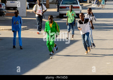 SAINT LOUIS, SENEGAL - Apr 24, 2017: Unbekannter senegalesischen kleine Jungs Fußball spielen auf der Straße von Saint Louis Stockfoto