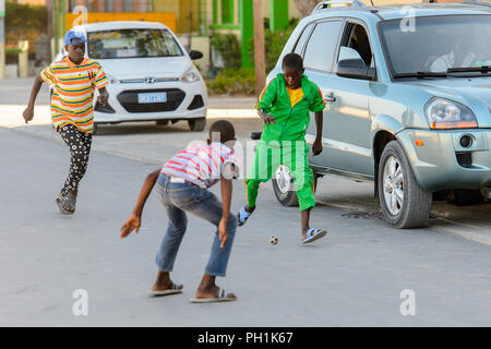 SAINT LOUIS, SENEGAL - Apr 24, 2017: Unbekannter senegalesischen kleine Jungs Fußball spielen auf der Straße von Saint Louis Stockfoto