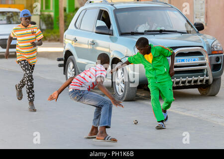 SAINT LOUIS, SENEGAL - Apr 24, 2017: Unbekannter senegalesischen kleine Jungs Fußball spielen auf der Straße von Saint Louis Stockfoto