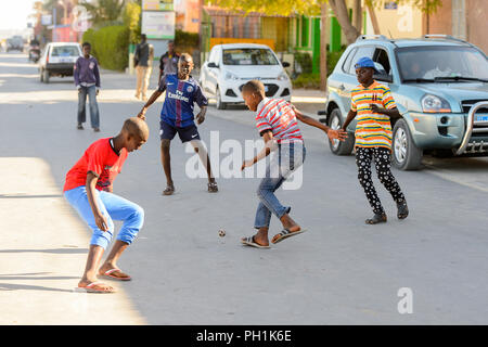 SAINT LOUIS, SENEGAL - Apr 24, 2017: Unbekannter senegalesischen kleine Jungs Fußball spielen auf der Straße von Saint Louis Stockfoto