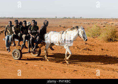 Weg zum Kalvarienberg, SENEGAL - 23.April 2017: Unbekannter Senegalesen Fahrt auf der Karre mit einem Pferd. Noch viele Menschen im Senegal leben in Armut Stockfoto