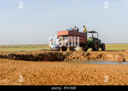 Weg zum Kalvarienberg, SENEGAL - 23.April 2017: Unbekannter Senegalesen, Taschen am Fahrzeug. Noch viele Menschen im Senegal leben in Armut Stockfoto