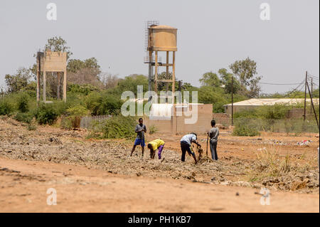 Weg zum Kalvarienberg, SENEGAL - 23.April 2017: Unbekannter Senegalesen die Arbeit vor Ort im Feld. Noch viele Menschen im Senegal leben in Armut Stockfoto