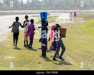 LAC ROSE, SENEGAL - 26.April 2017: Unbekannter senegalesischen kleine Jungen und Mädchen stehen neben der Straße auf der salzigen Küste des Sees Retba, UNESCO Wor Stockfoto