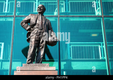 MANCHESTER, Großbritannien - 19 Mai 2018: Sir Matt Busby Bronzestatue im Stadion Old Trafford, das Zuhause von Manchester United Stockfoto