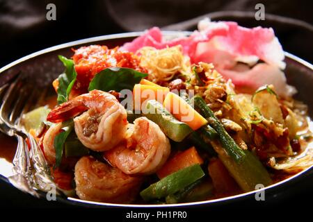 Lontong Medan, der traditionellen Reiskuchen Suppe von Medan, North Sumatra Stockfoto