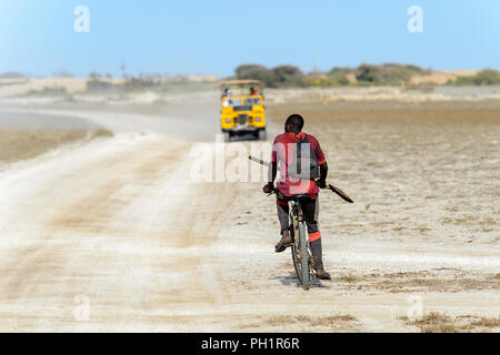 KAYAR, SENEGAL - Apr 27, 2017: Unbekannter senegalesischen Mann reitet ein Fahrrad in einem schönen Dorf in der Nähe von Kayar, Senegal Stockfoto