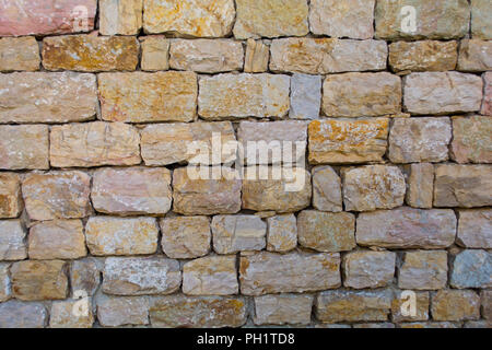 Muster bunte Modern Design dekorative unebenen geknackt echten Stein Wand mit Zement Stockfoto