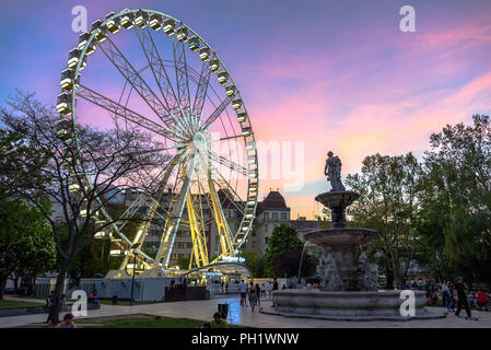 Die Budapester Auge in der Abenddämmerung mit einem dramatischen Himmel nach Sonnenuntergang Stockfoto
