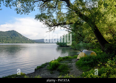 Camping an den Ufern der Donau gegenüber von Visegrad, in Ungarn Stockfoto