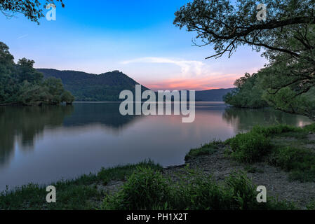 Die Donau bei Dämmerung in Visegrad in Ungarn Stockfoto