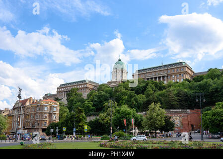 Die Ungarischen Königlichen Palast am Schloss Berg über Clark Adam Square in Budapest im Laufe des Tages Stockfoto